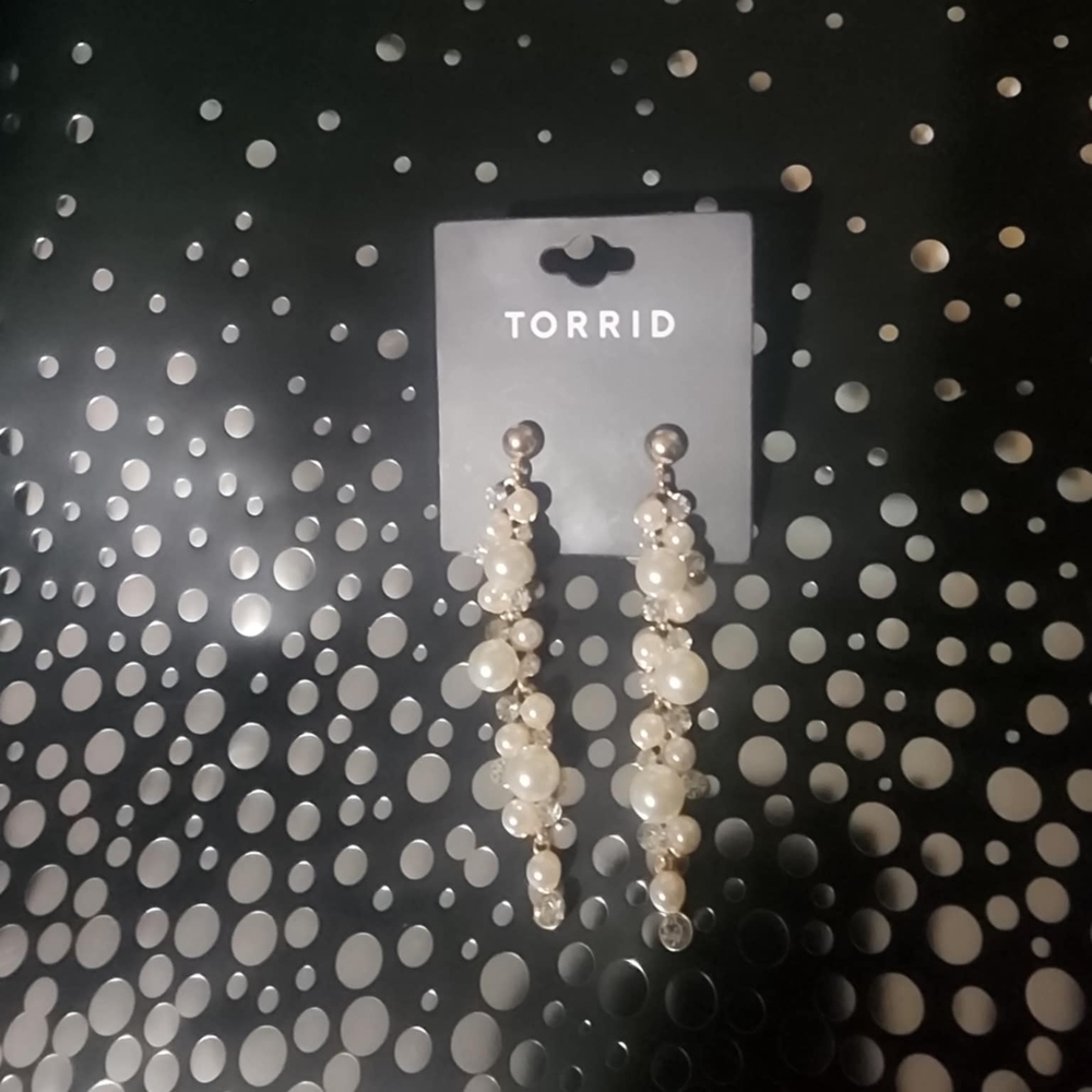NWT Torrid White Dangle Earrings with Pearlescent Beads